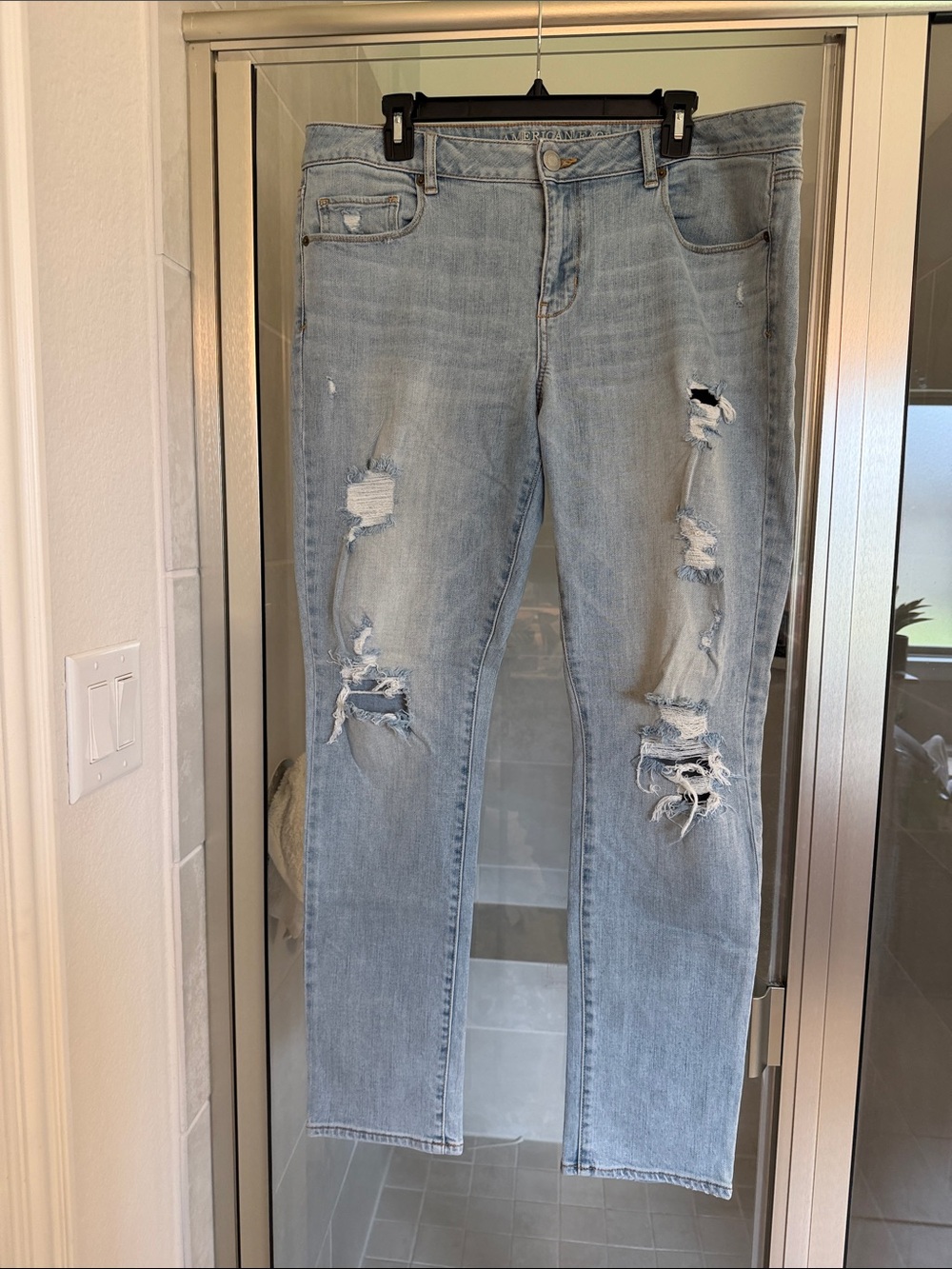 American Eagle Outfitters Light Wash Distressed Skinny Jeans gently used size 16